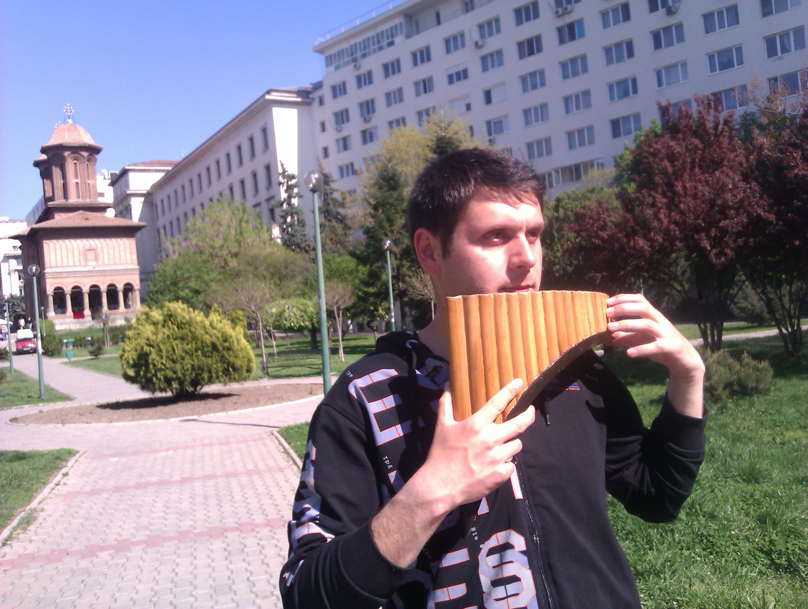 Joshua ii incanta in fiecare zi pe locuitorii din zona Salii Palatului