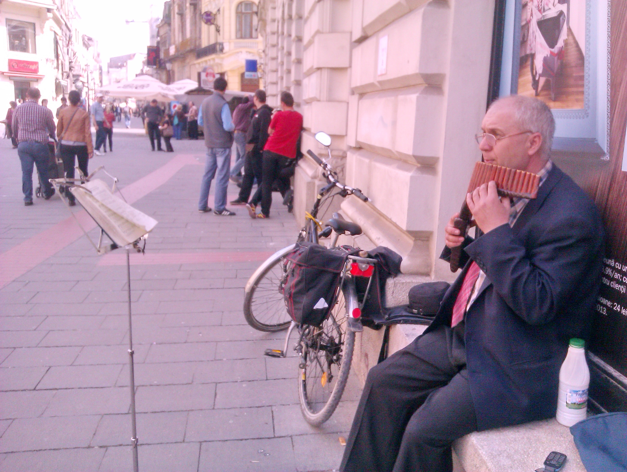 Naistul Dura Constantin a ajuns sa cerseasca in Centru pentru o paine