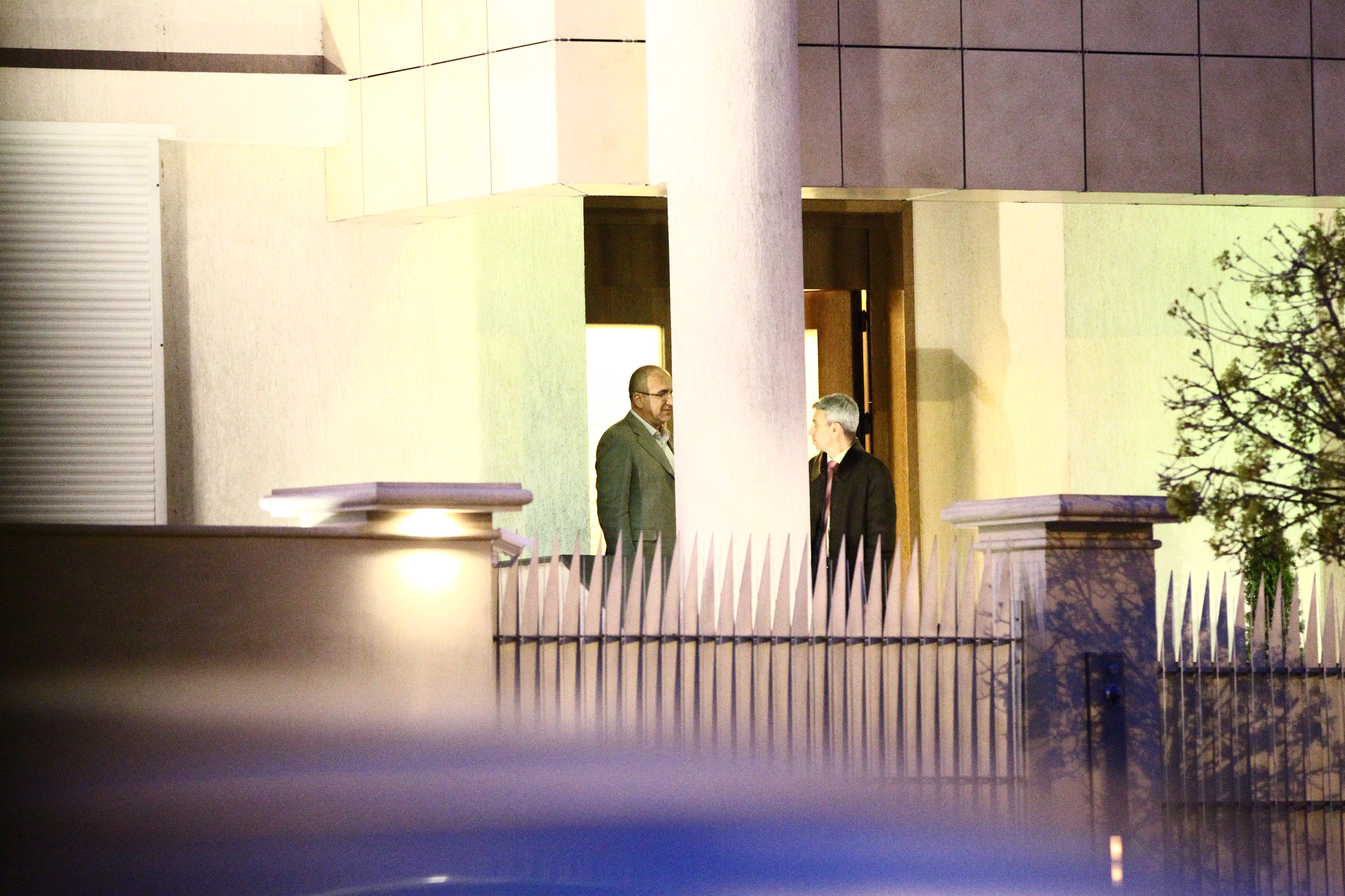 Papararazzii Cancan.ro i-au fotografiat pe cei doi milionari cand isi strangeau mainile si isi zambeau prieteneste