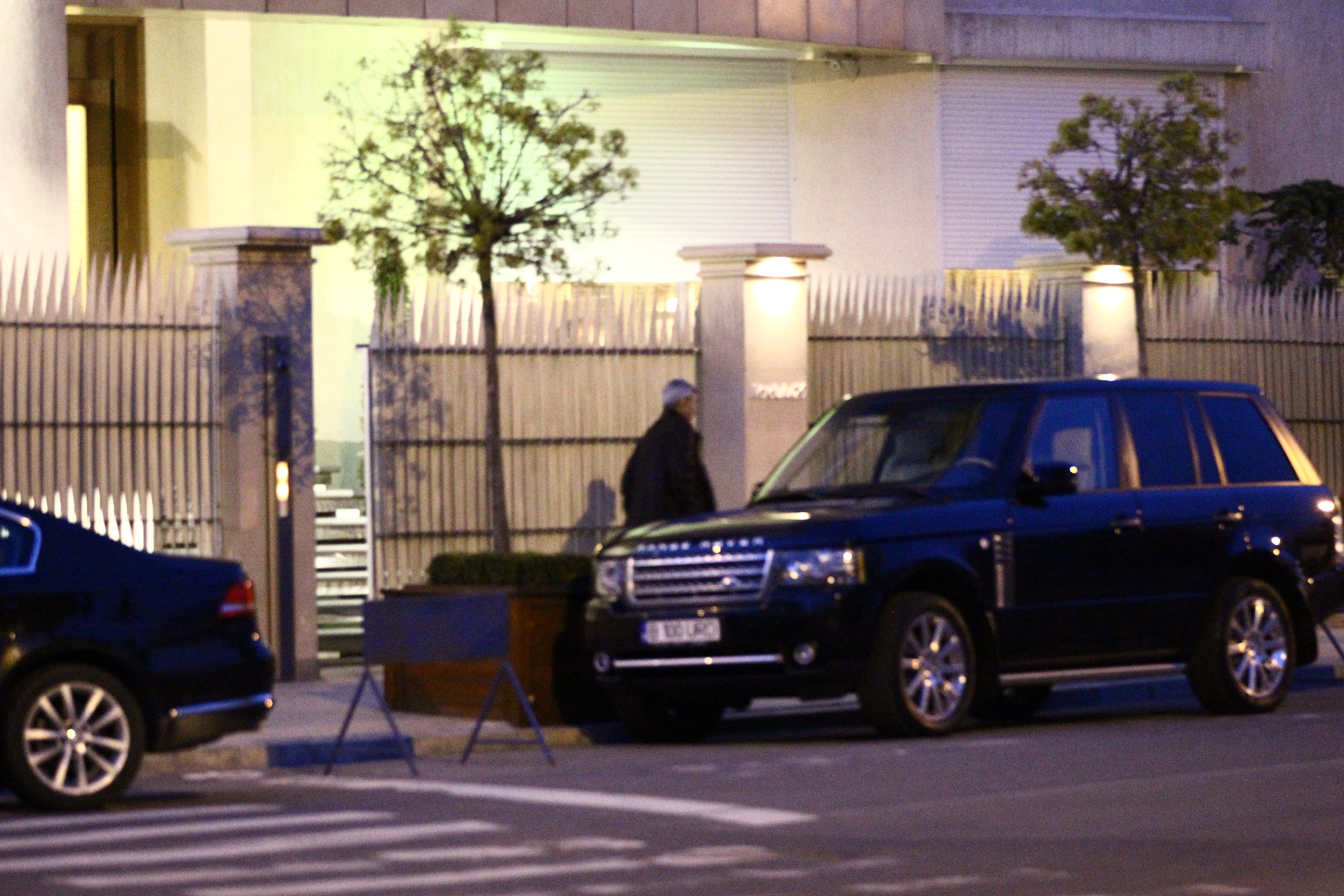 Chipul lui Diaconescu redevine ingandurat cand iese din curtea omului de afaceri