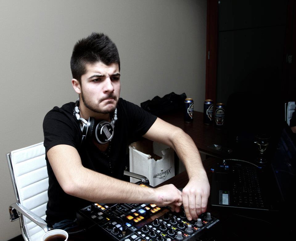 Cristi Dunca lucreaza de la 16 ca DJ, fiind chemat sa mixeze la diverse evenimente private