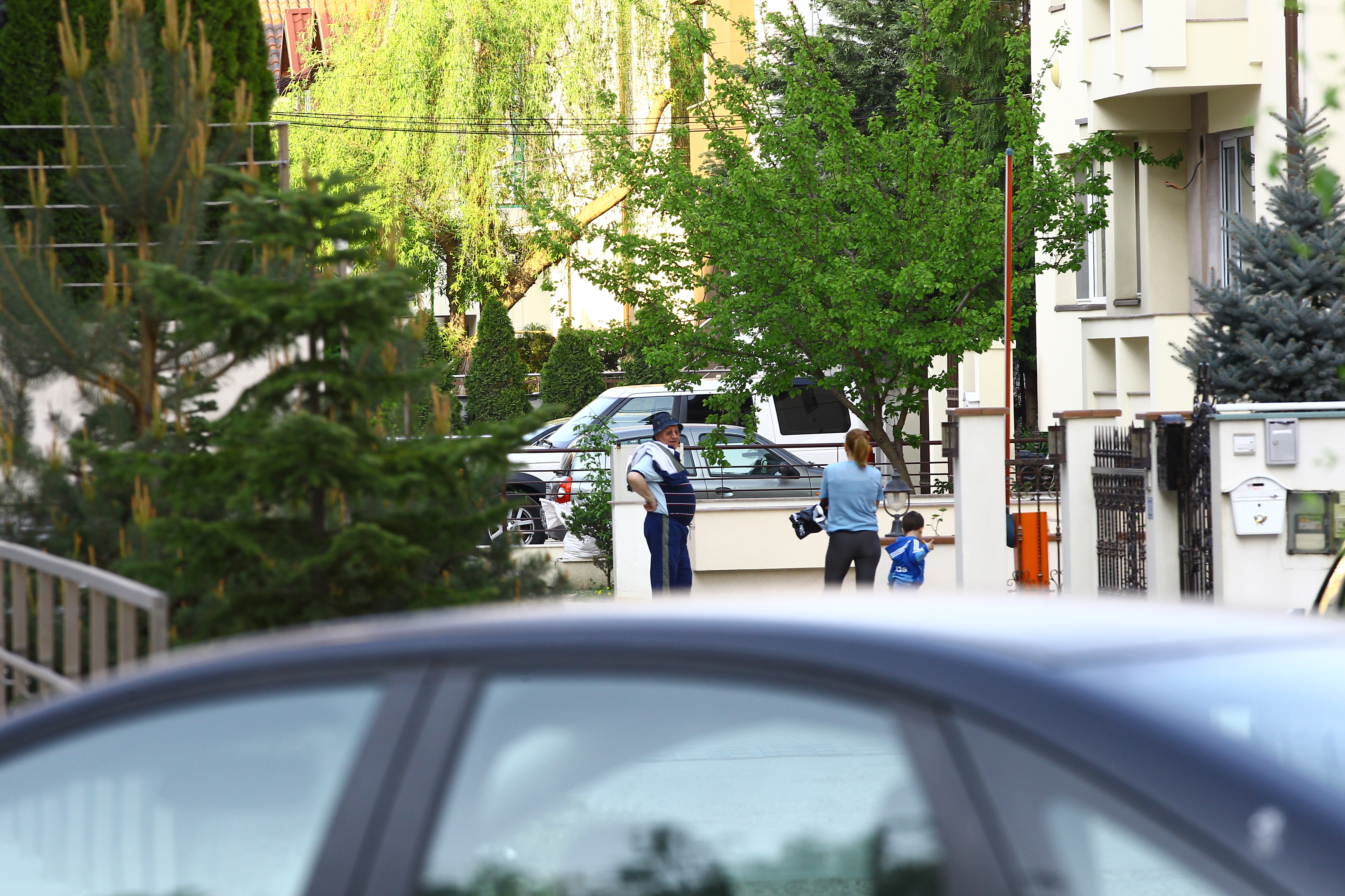 Dupa o perioada petrecuta in solitudine, Mitica Dragomir simte nevoie unei conversatii, asa ca se intretine cateva minute cu o vecina