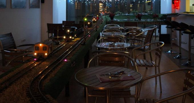 Ospatarii au fost inlocuiti de ospatari(foto:facebook:la trenulete)