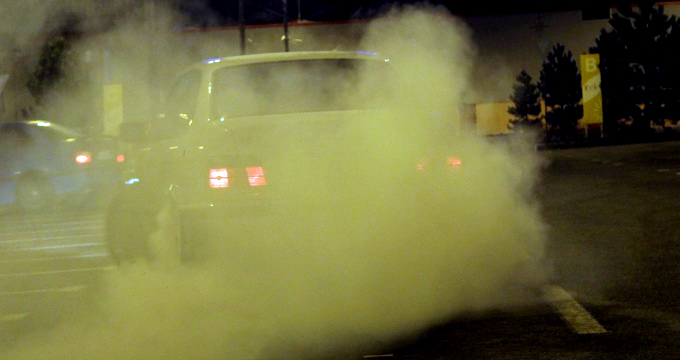 Parcarea centrului comercial este unul din locurile preferate pentru amatorii de senzatii tari