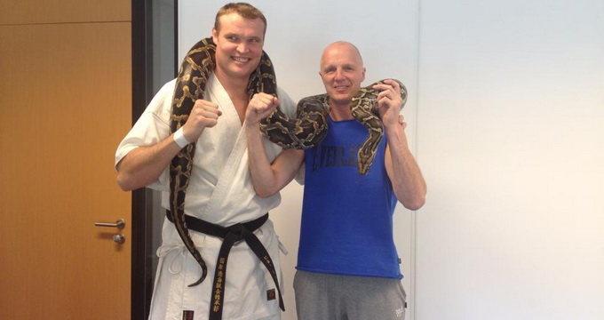 Celebrul luptator alaturi de un boa constrictor