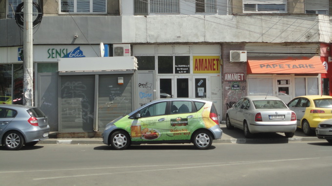 Femeia a cazut chair la intrarea in scara, la cativa centimetri de taraba cu ziare