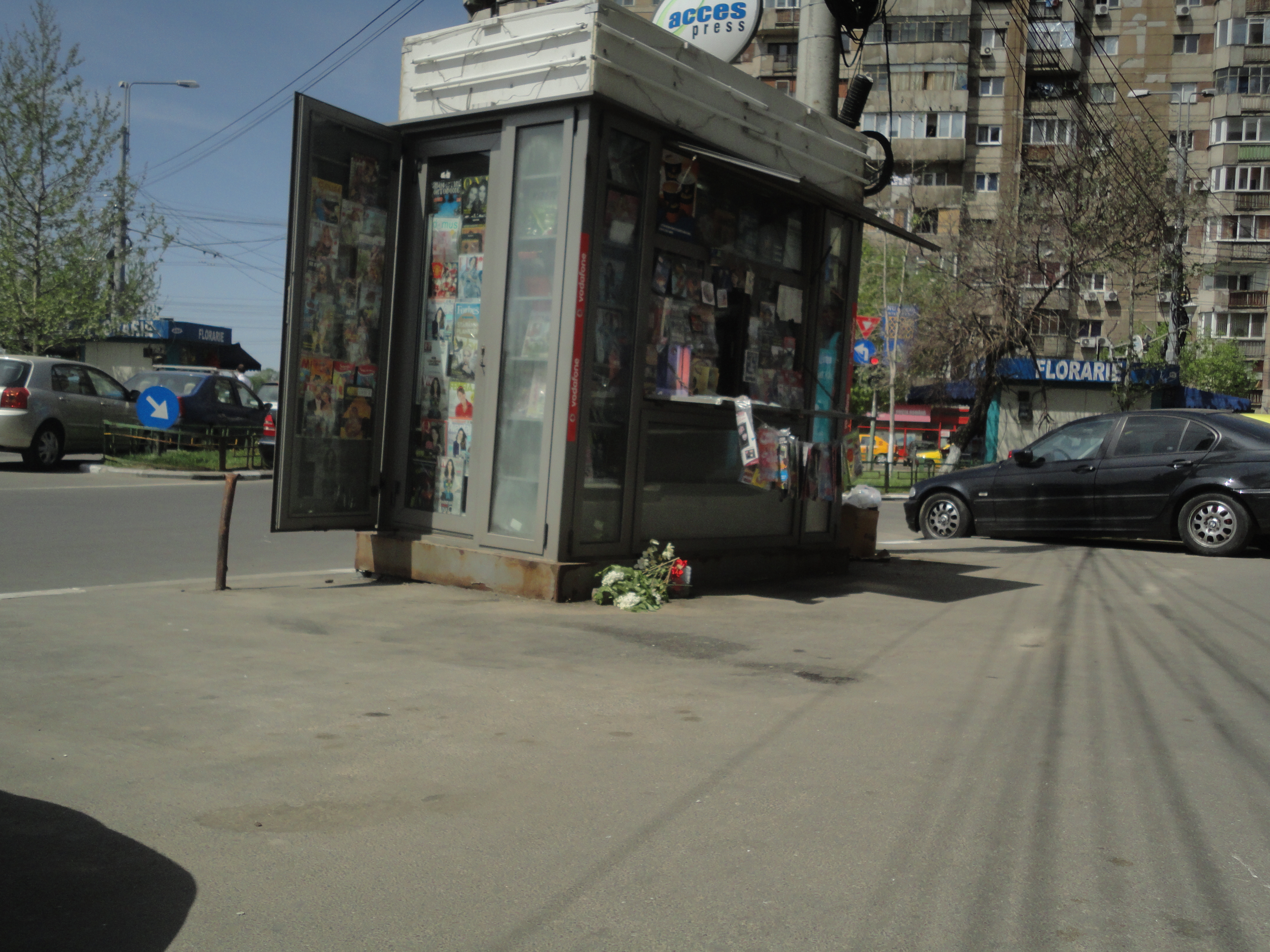 Petele de sange si lumanarile aprinse de priteni si apropiati sunt la doi pasi fata de locul unde a cazut