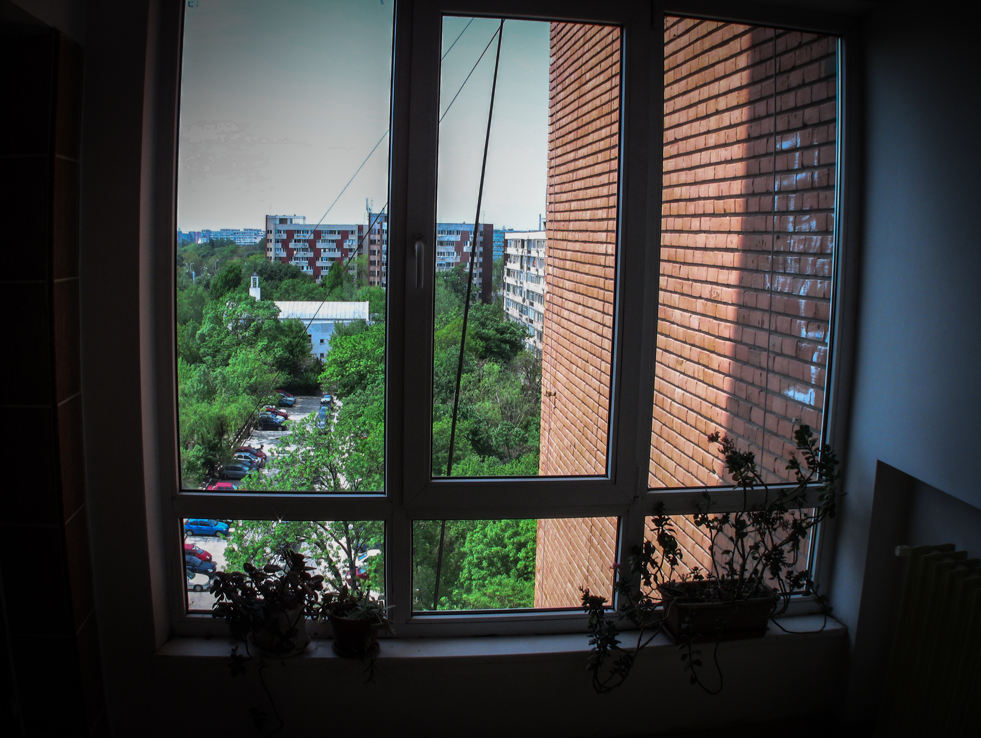 O alta tanara s- aaruncat de la etajul opt al unui bloc din Drumul Taberei