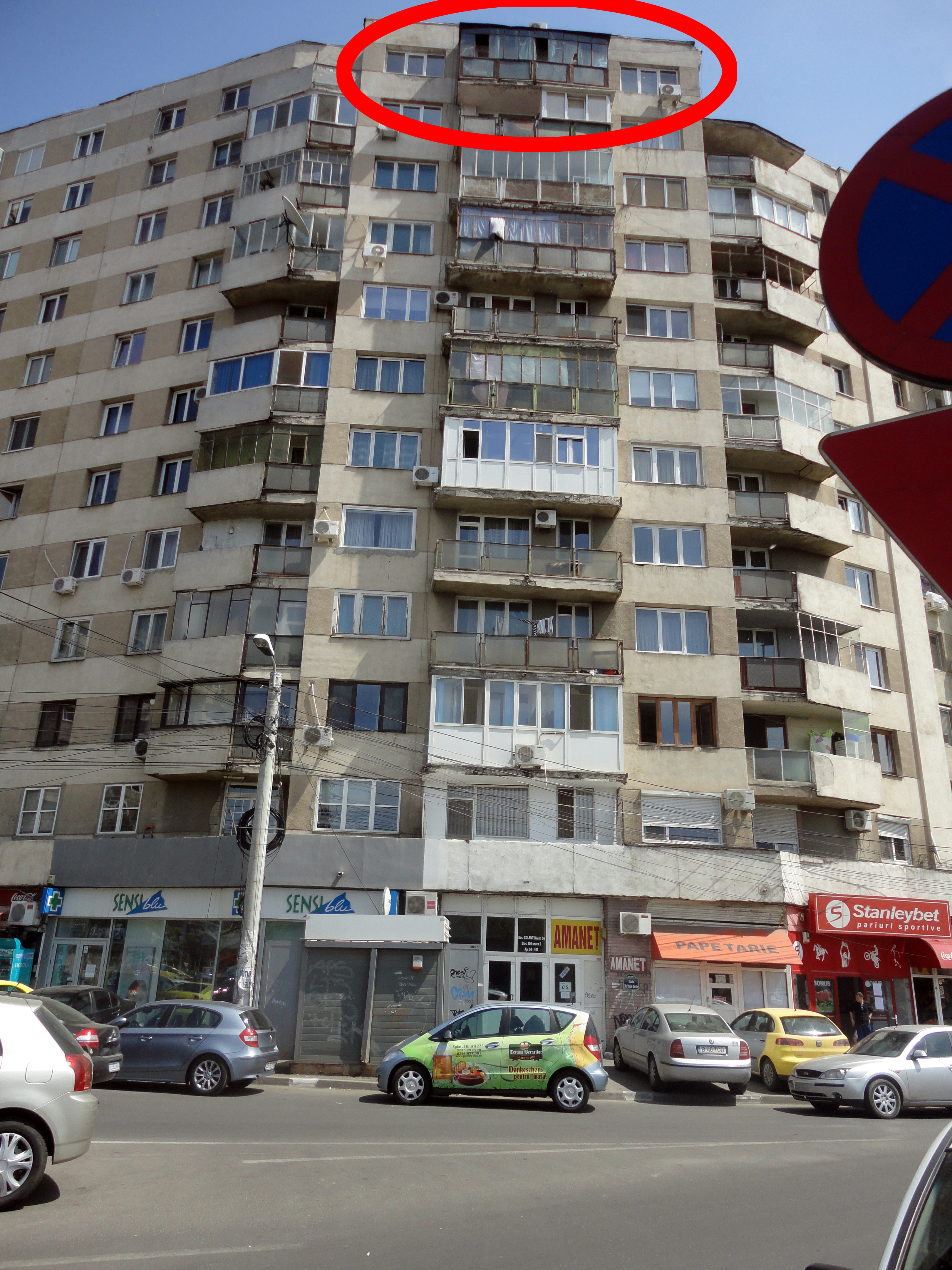 Femeia s-a aruncat de la etajul 11 al unui bloc din Colentina