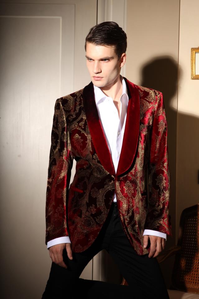 Un sacou ca acesta, creat de Narcisa, a purtat si Sir Elton John