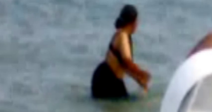 Femeia a intart in mare cu fusta pe ea