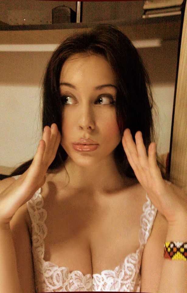 Gina Iacob este numita de prieteni Angelina Jolie de Romania. Bruneta are o frumusete rapitoare