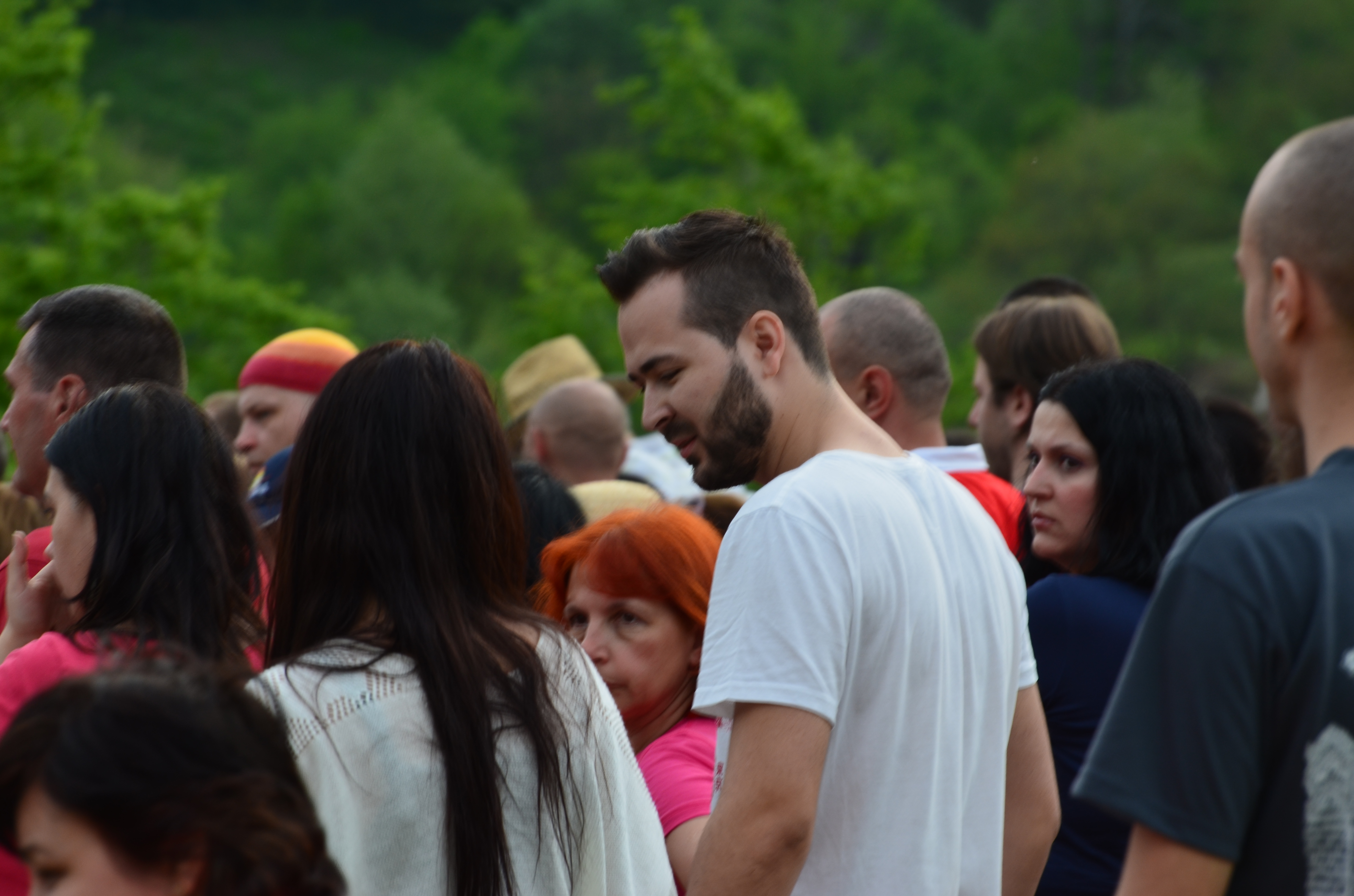 Edward Maya se simte in largul lui printre yoghinii lui Gregorian Bivolaru