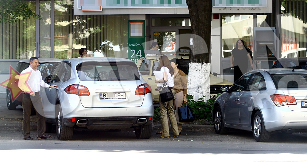 Sotii milionari au avut activitati obisnuite unei zile de lui, printre care si o vizita la o banca