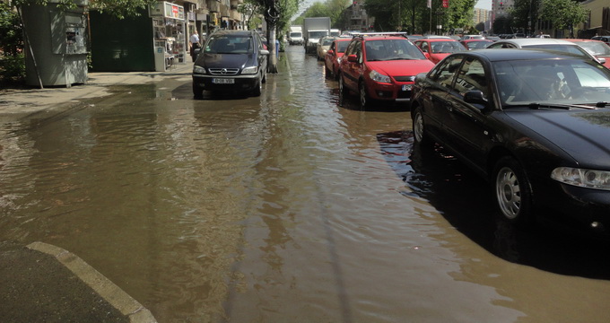 Apa atinge cativa centimetri