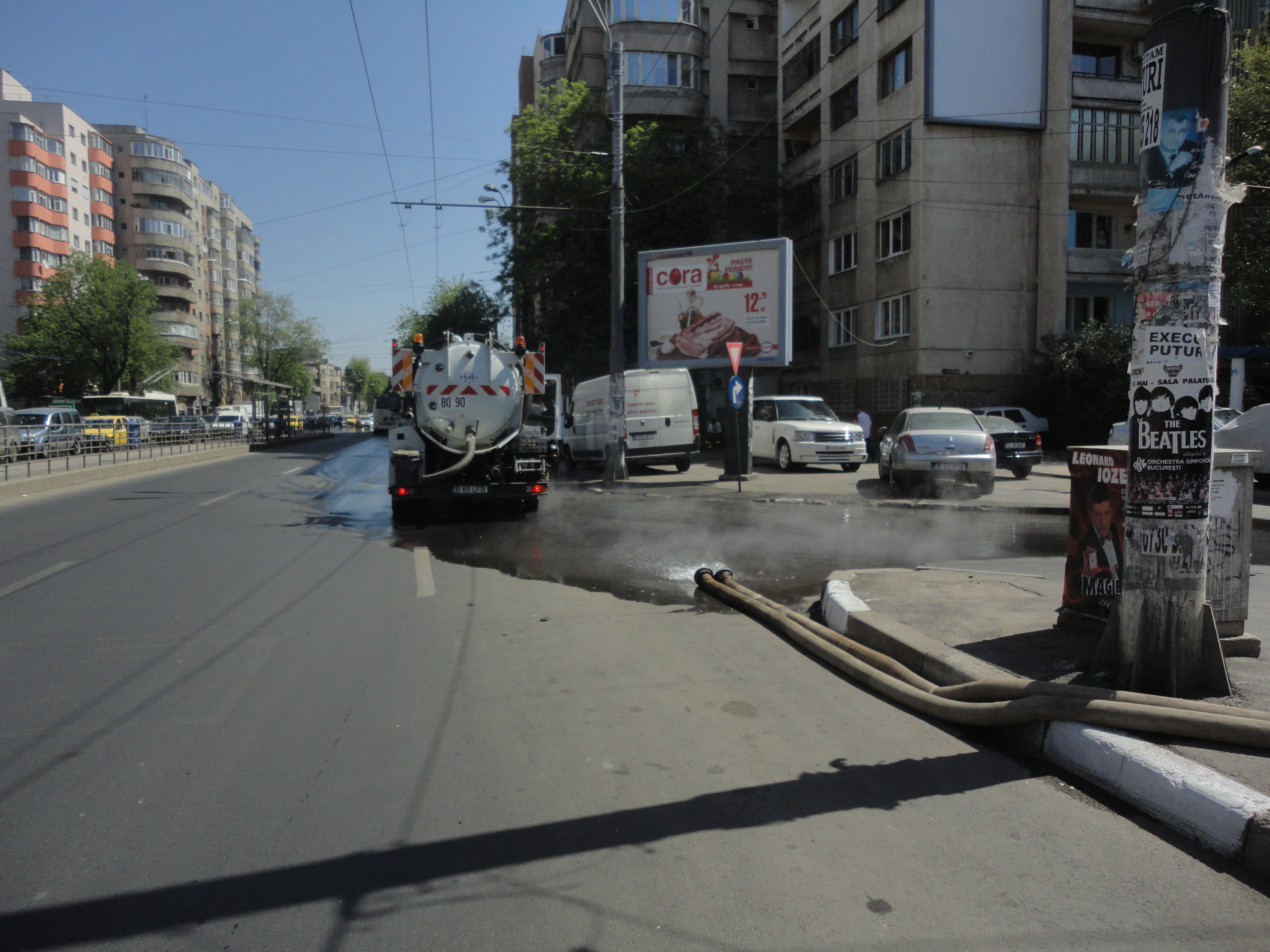 Apa scoasa din canal este imprastiata direct pe strada