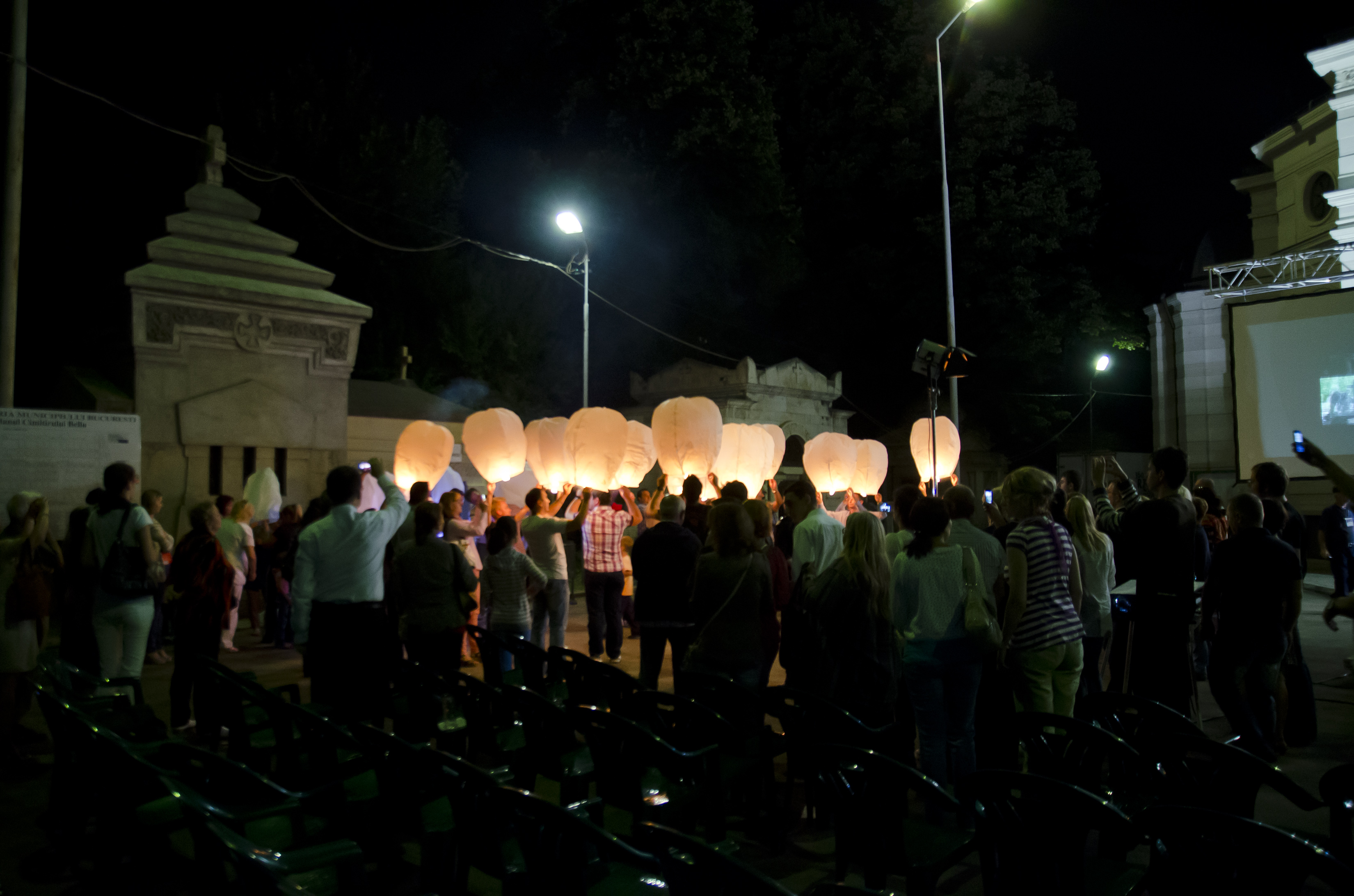 Bucurestenii sunt invitati de Noaptea muzeelor in cimitirul Bellu