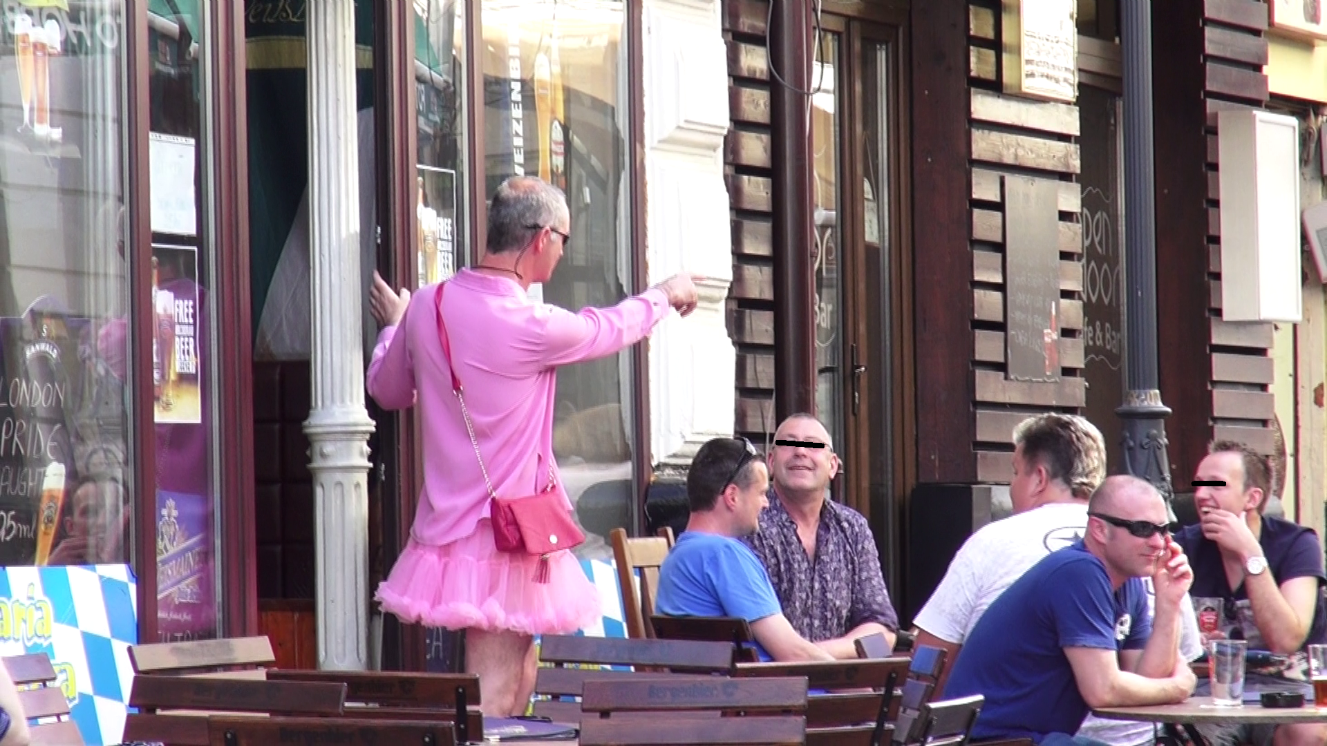 In week-end, englezii au facut senzatie in Centrul Vechi, mai ales Wayne, care a facut parada cu o costumatie roz