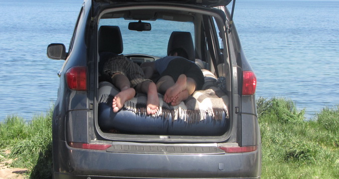 Cei doi tineri au tras un pui de somn in portbagajul masinii