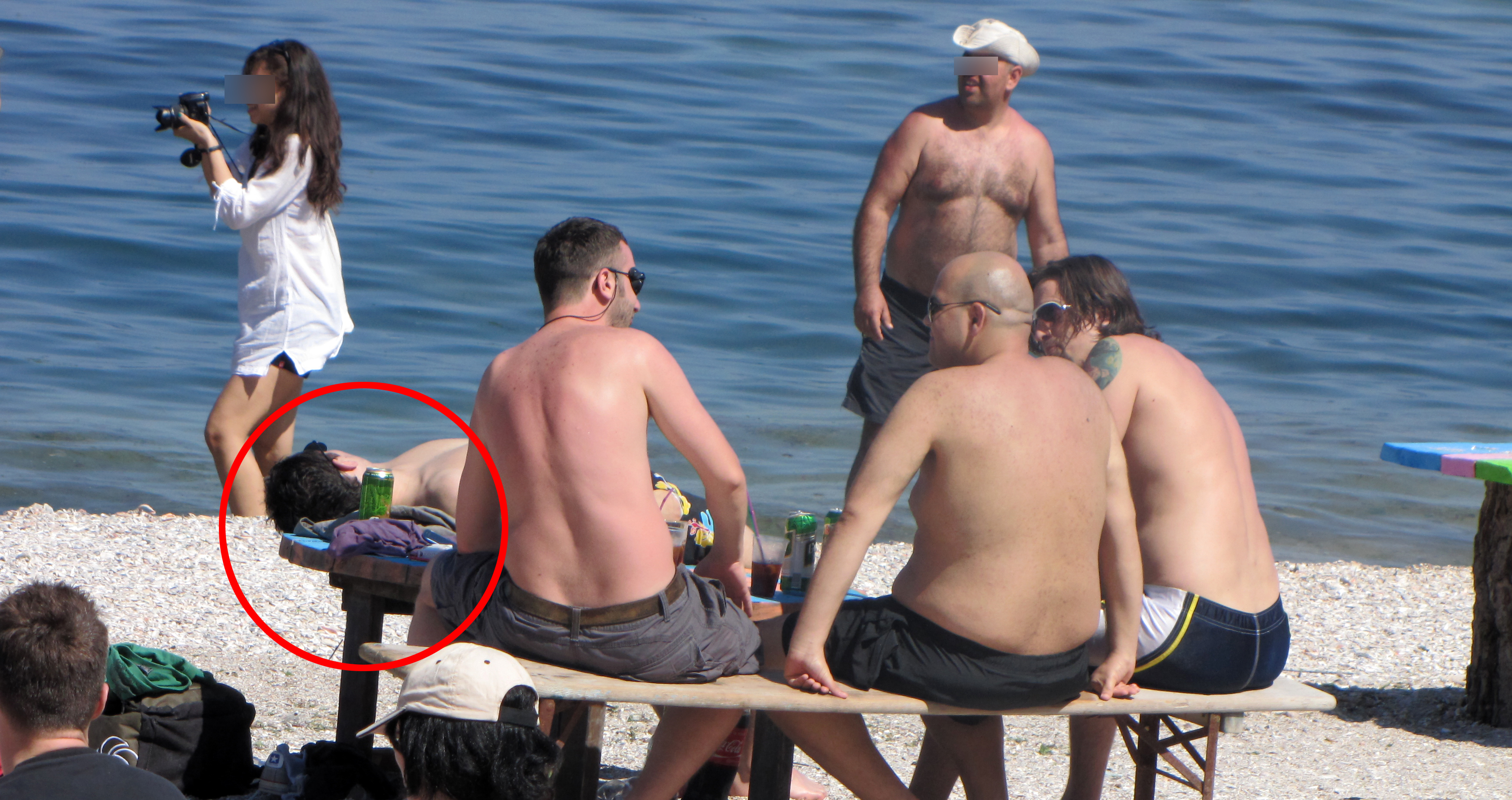 Un alt turist a transformat masa in pat