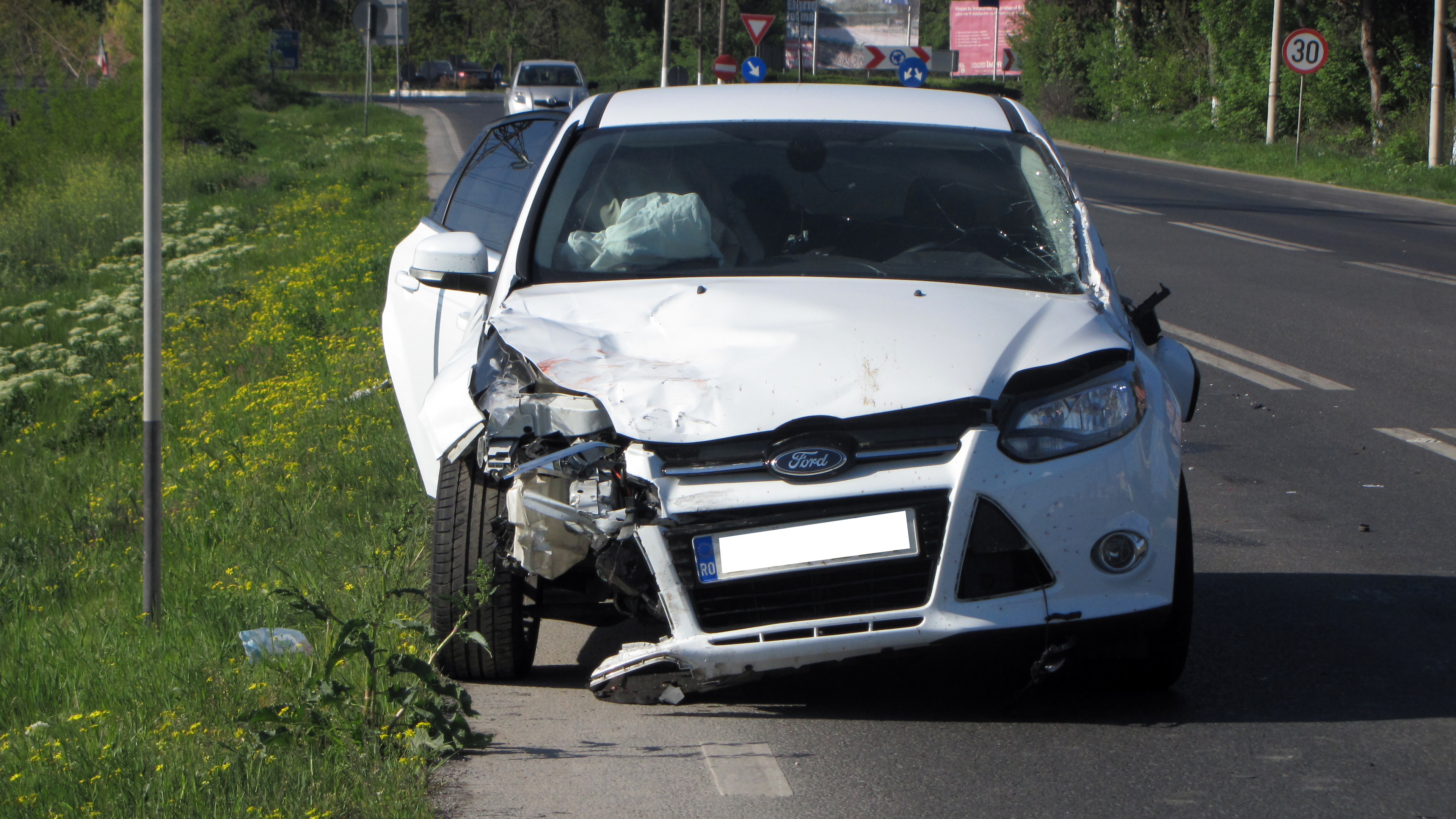 Soferul Fordului inmatriculat in Bucuresti a intrat cu viteza in masina din fata lui