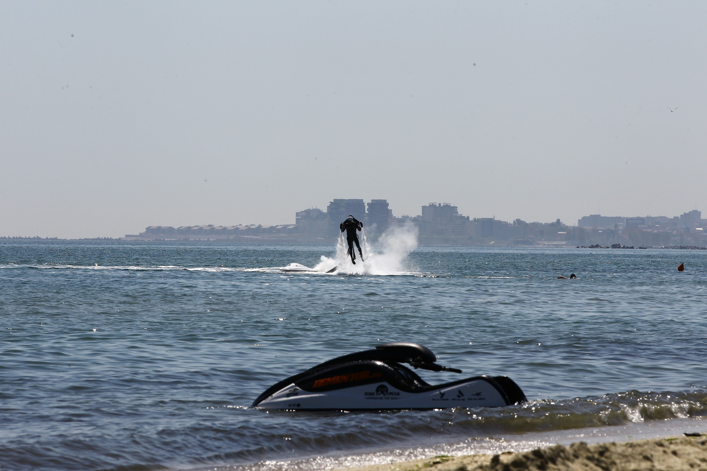 Se ridica deasupra apei pana la 10 metri