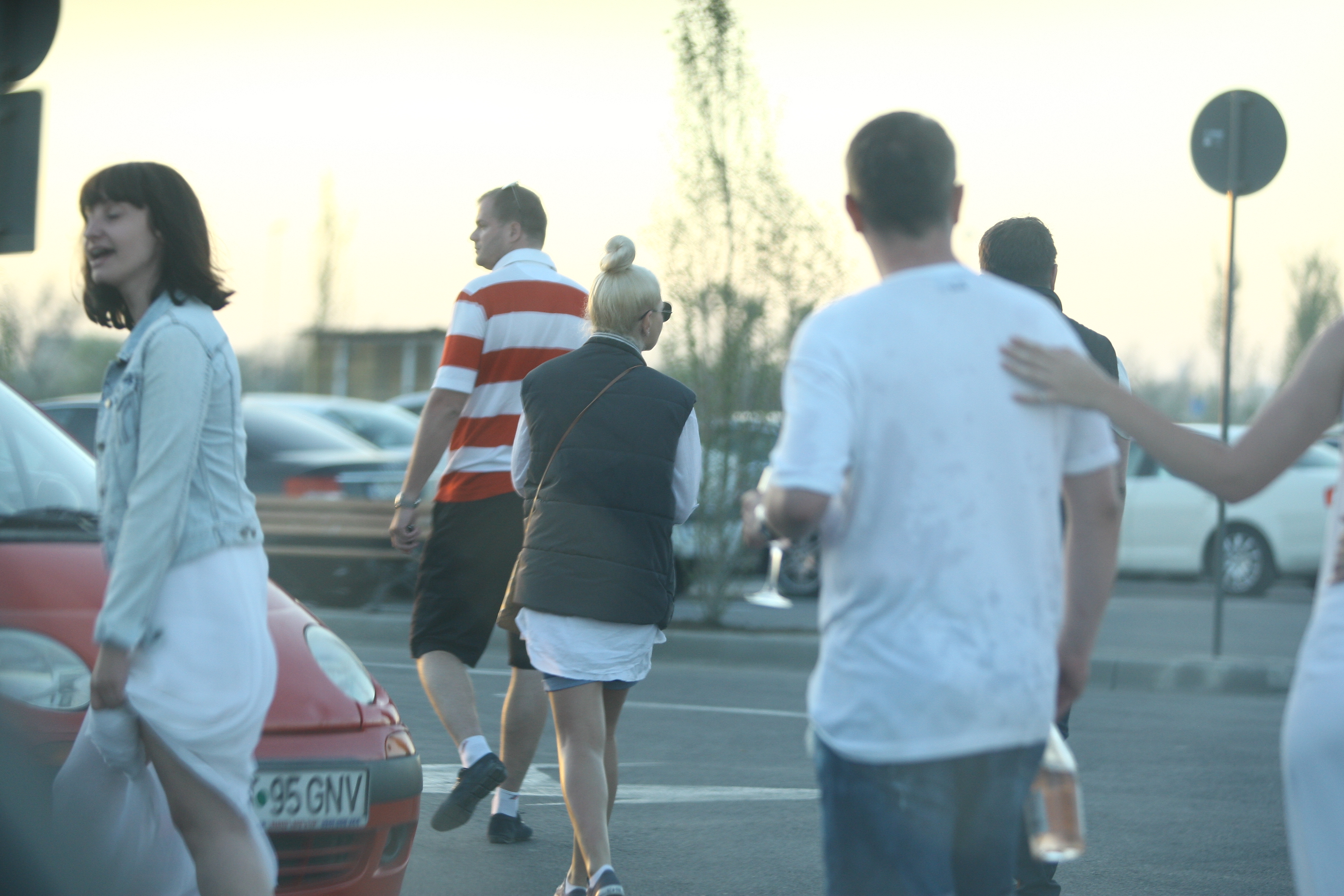 Adina de la Heaven a iesit din club si se indreapta spre masina cu amicii ei