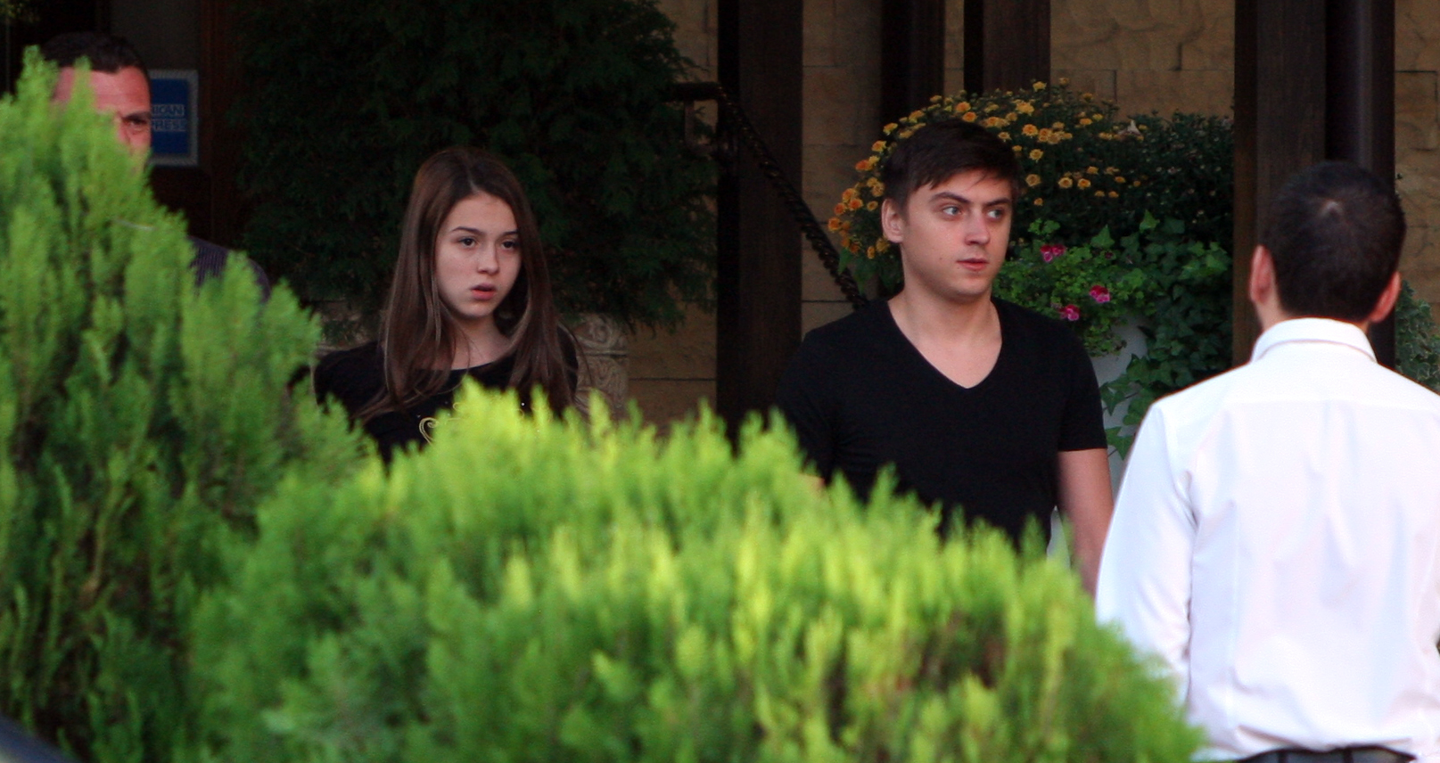 Baiatul lui Vasile Turcu a mai purtat o bluza asemanatoare si in momentul in care s-a intalnit cu fata lui Meme Stoica