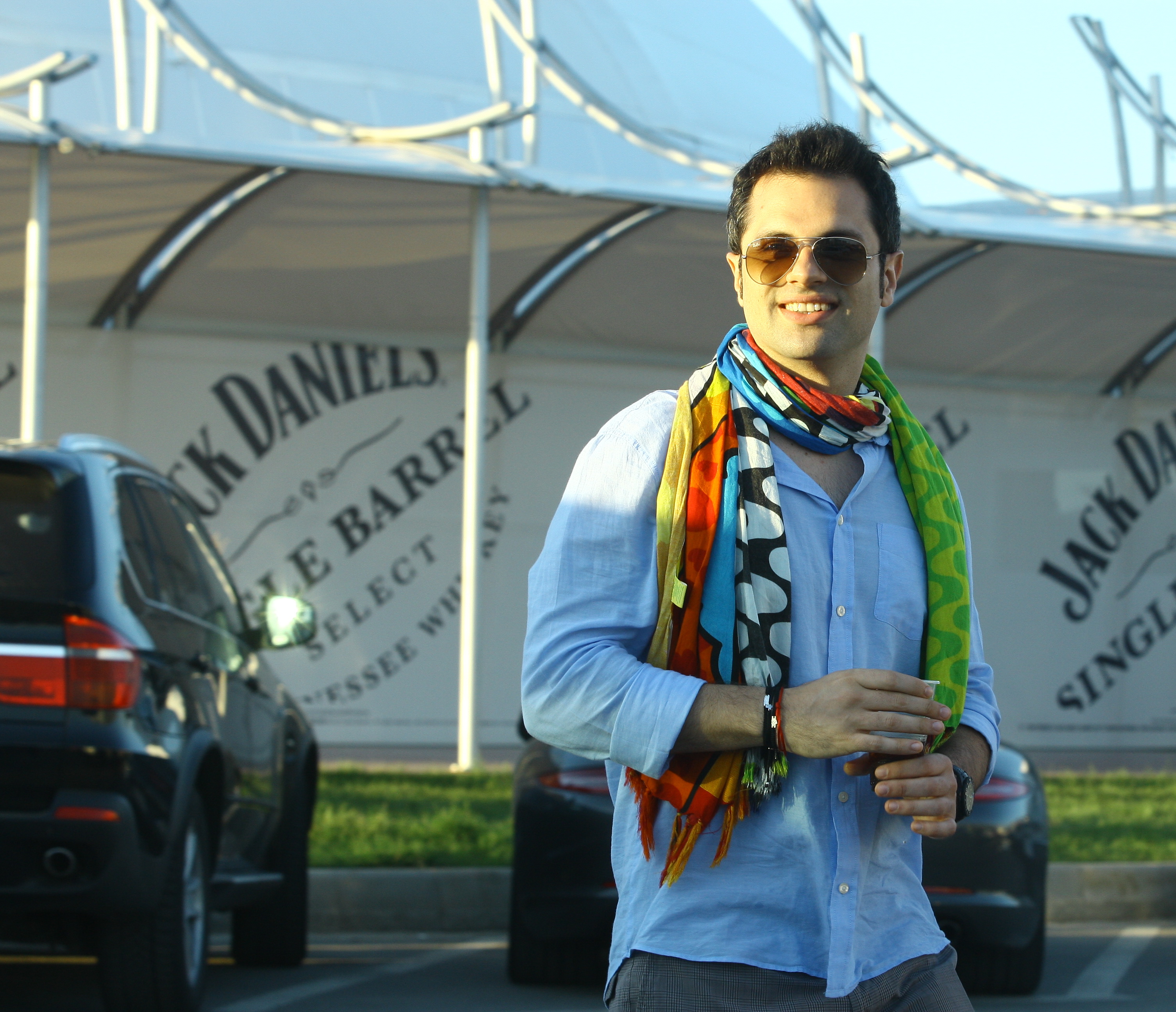 Barbatul a purtat o esarfa viu colorata