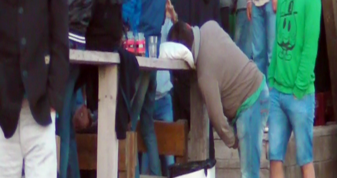 Dupa ce a dat pe gat mai multe pahare, tanarul a adormit in picioare