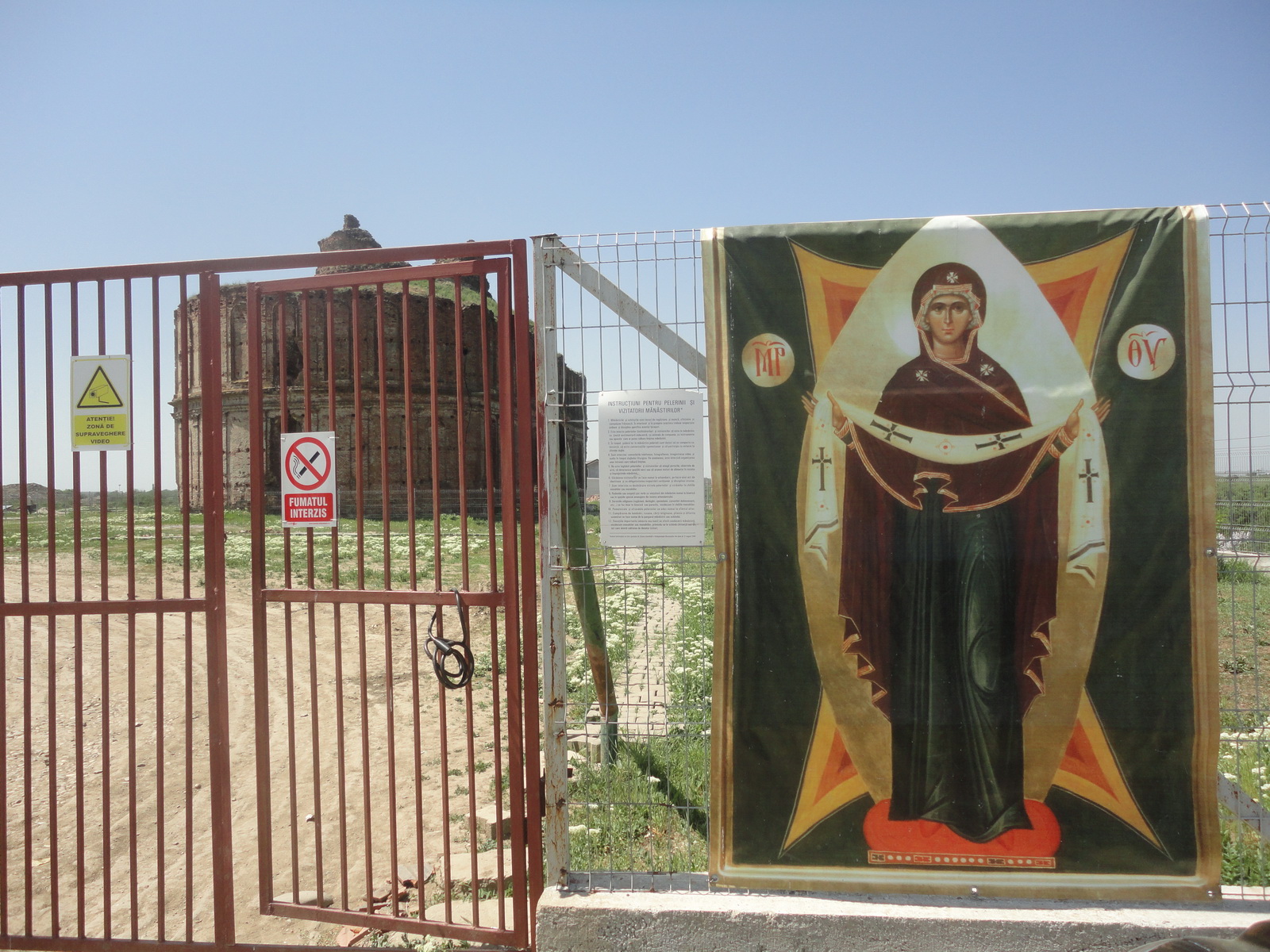 Acum lacasul de cult si ruinele sunt imprejmuite de un gard