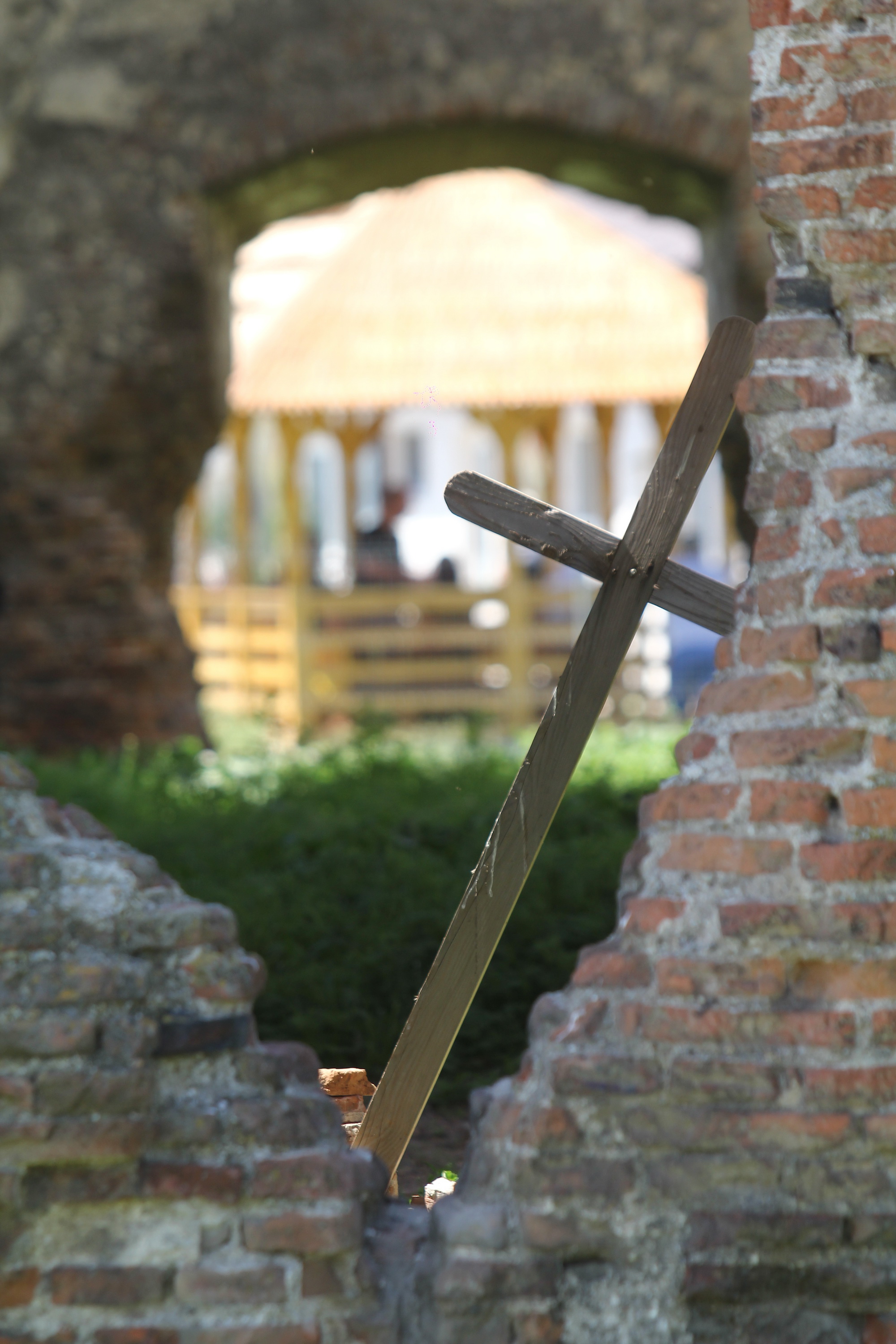 O cruce veche a ramas in interiorul ruinii