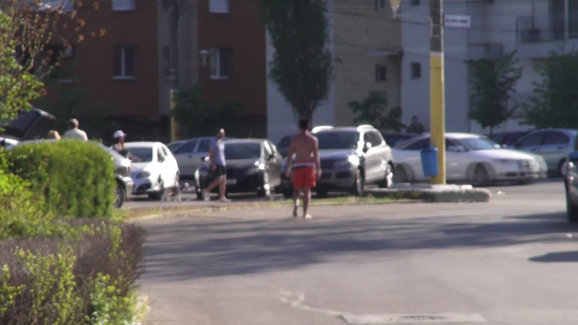 Noul solist al trupei Kripton a facut furori in Mamaia, plimbandu-se la bustul gol