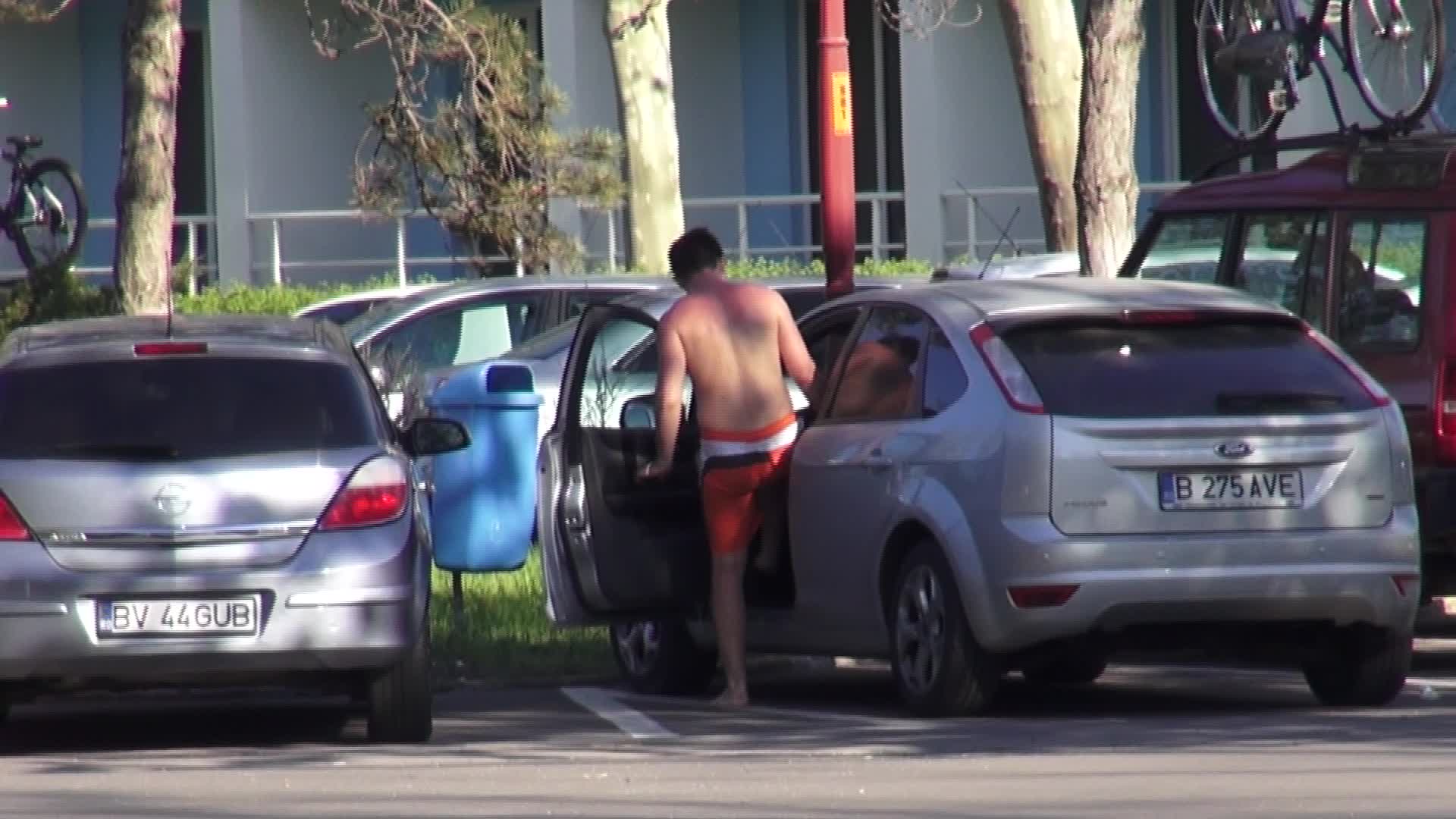 Artistul s-a plimbat descult prin Mamaia si asa a si condus