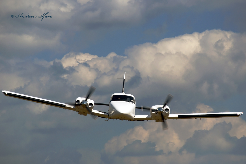 Adrian Iovan la bordul avionului pe care il piloteaza la servici