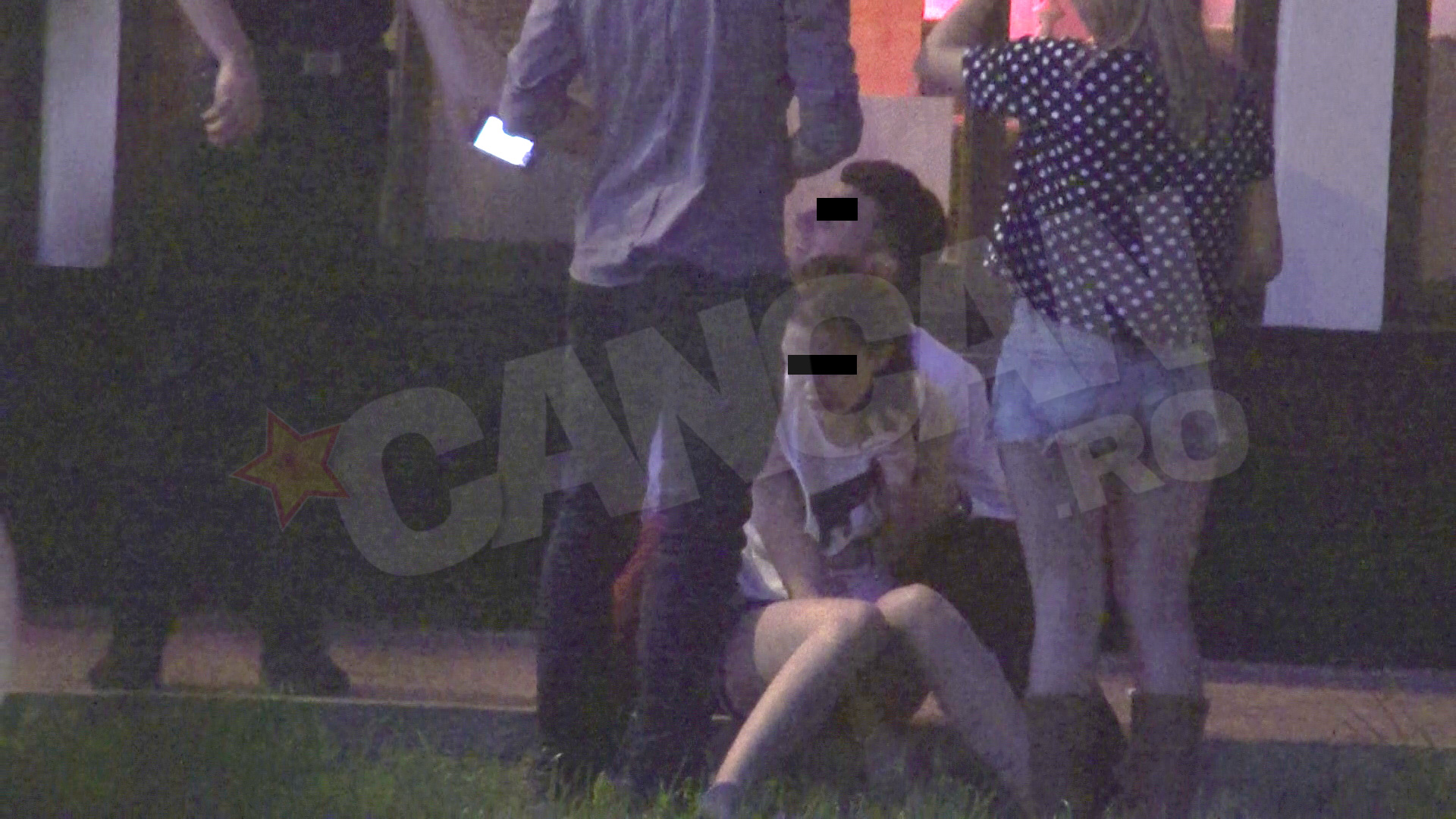 Adolescenta a baut in exces si a ajuns sa se faca de ras in fata prietenilor ei