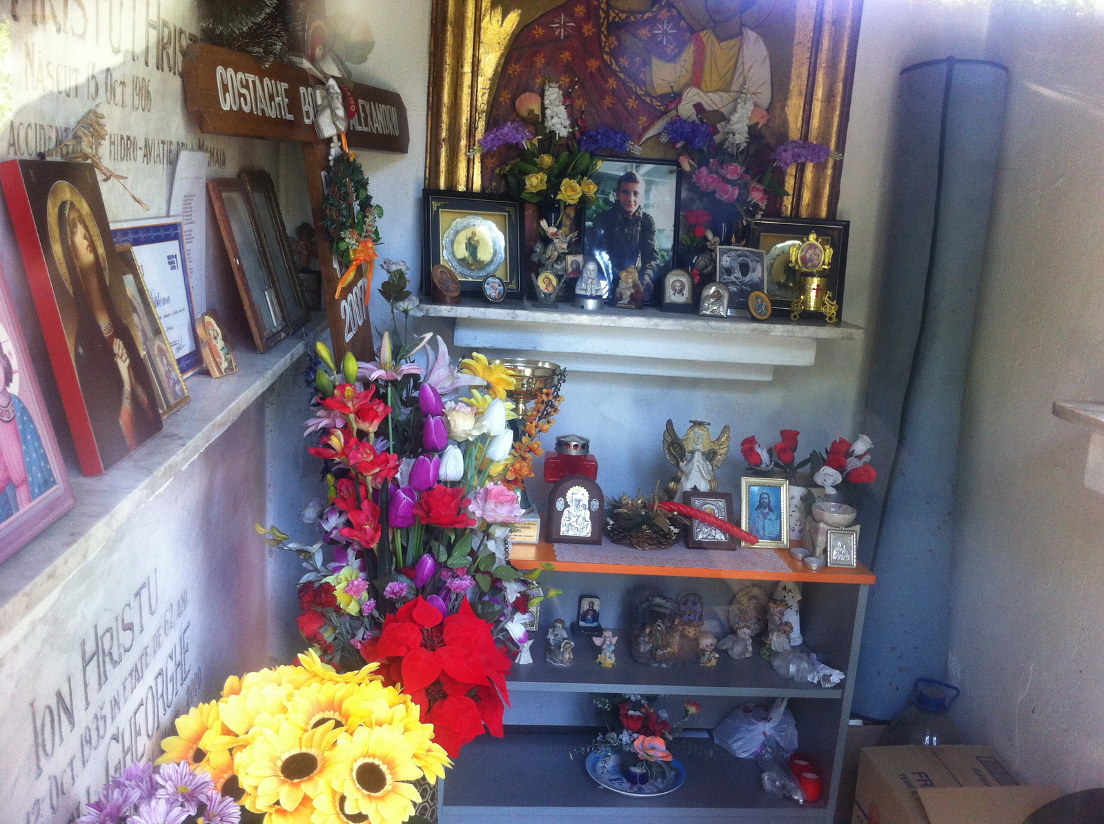 In cavou sunt zeci de icoane, flori , diplome si cupe ale tanarului