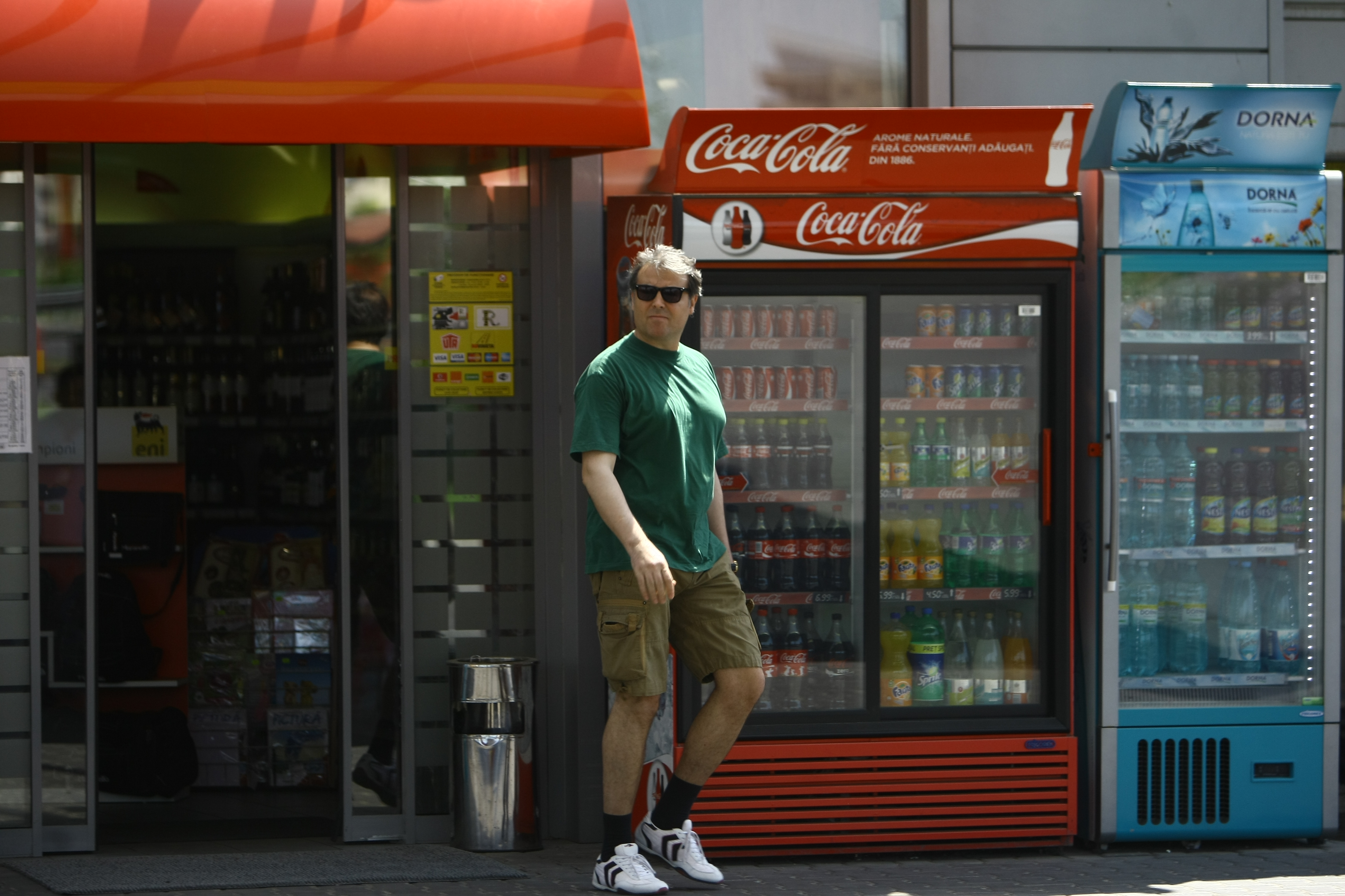 Adrian Cioroianu isi poarta mandru pe sub tricou sanii de domnisoara