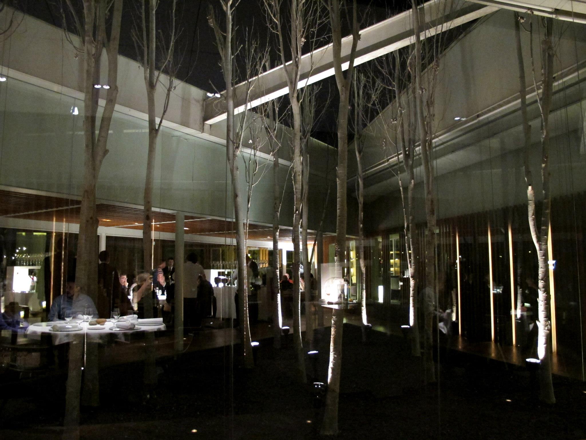 Restaurantul este cotat cu trei stele in Ghidul Michelin, adica nivelul suprem al calitatii