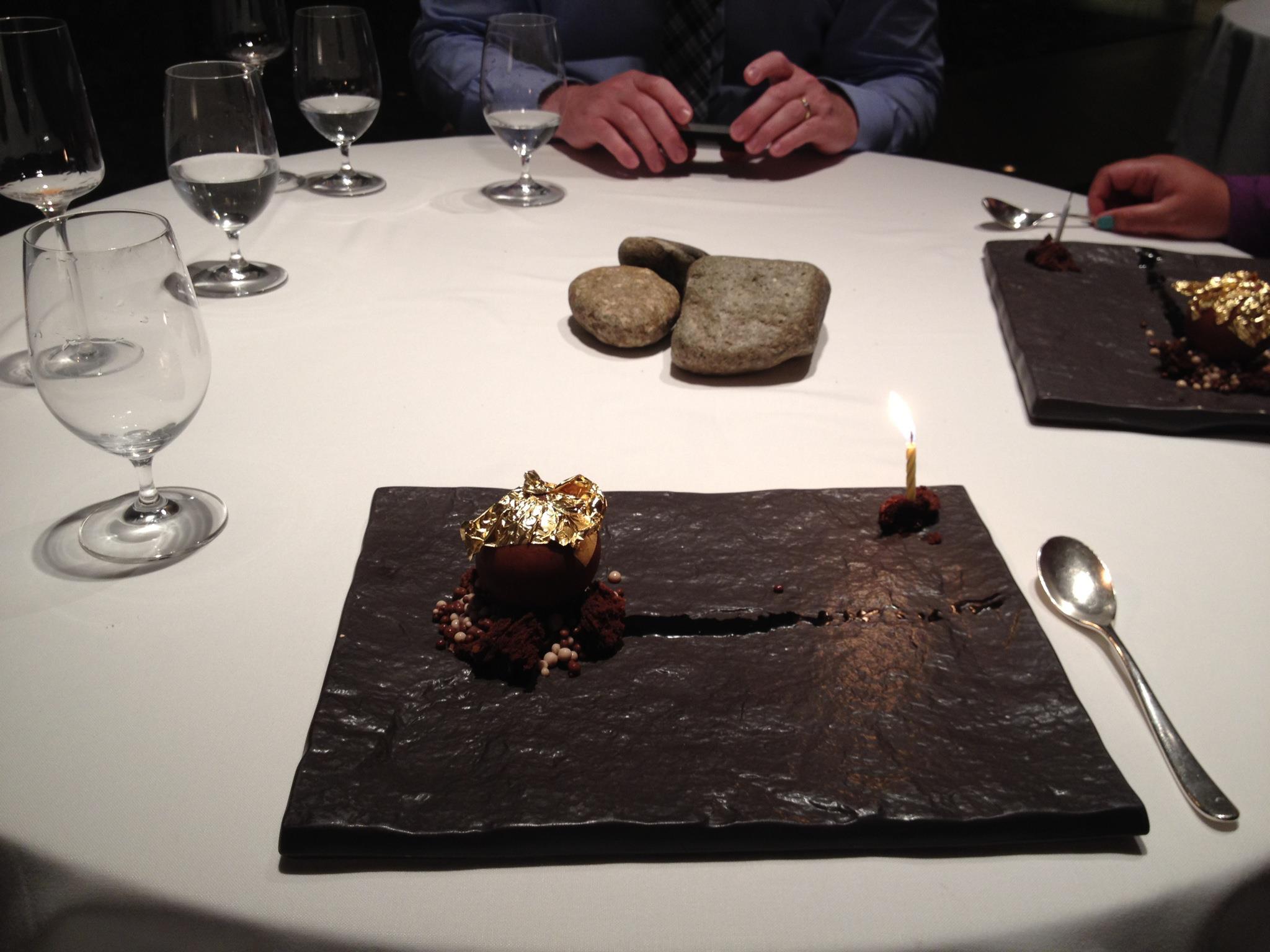 Mancarea este servita intr-o vesela aparte, perfect combinata cu decorul