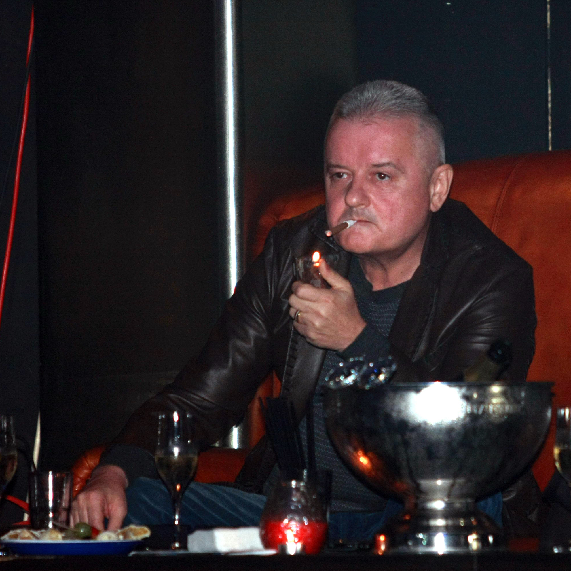 De Anul Nou, Irinel Columbeanu a mers singur intr-un local de fite din Brasov, unde a stat retras la bar