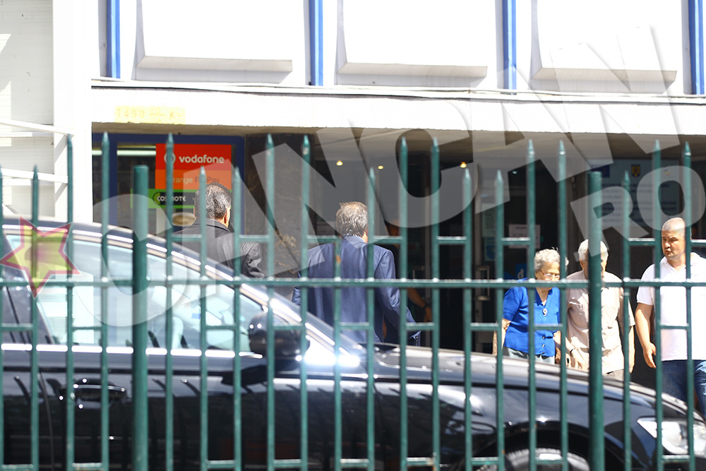 Ioan Niculae intra grabit pe poarta Spitalului de Urgenta, urmat de doi angajat ai sai care poarta serviete