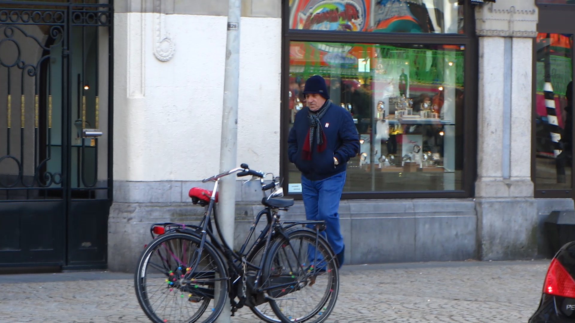 Giovani Becali s-a aparat de frig cu o pufoiaca si o caciula de lana, cu urechi