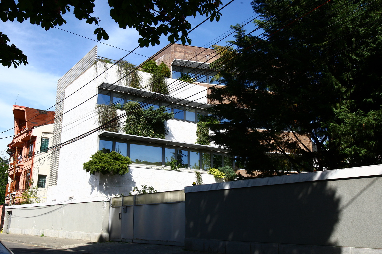 Imobilul impanator in care a fost surprins intrand milionarul