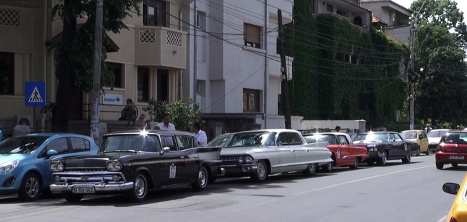 Alaiul de nunta a fost, pe langa limuzine si masini de lux, completat de multe autoturisme de epoca