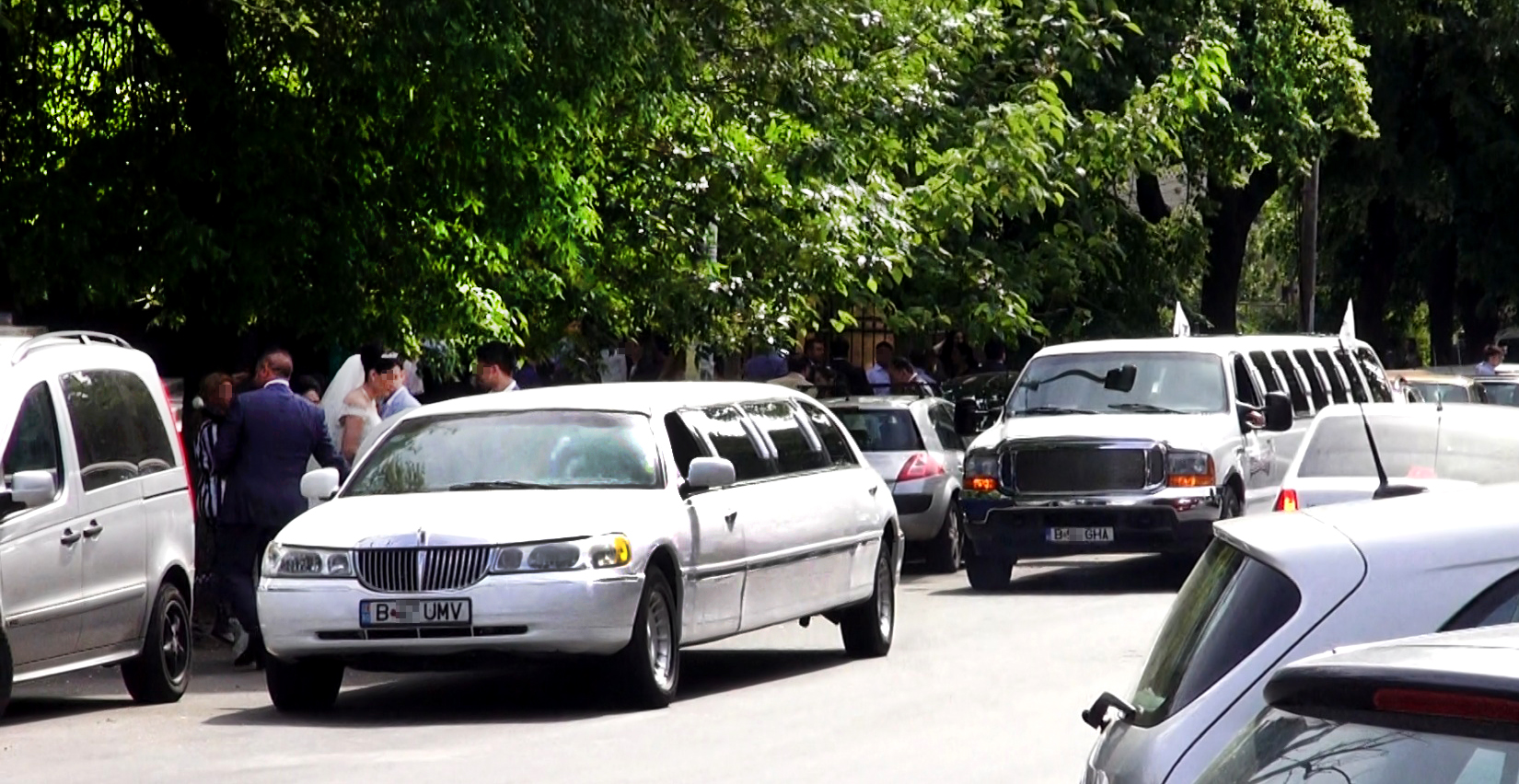 Doua dintre limuzinele care faceau parte din alai