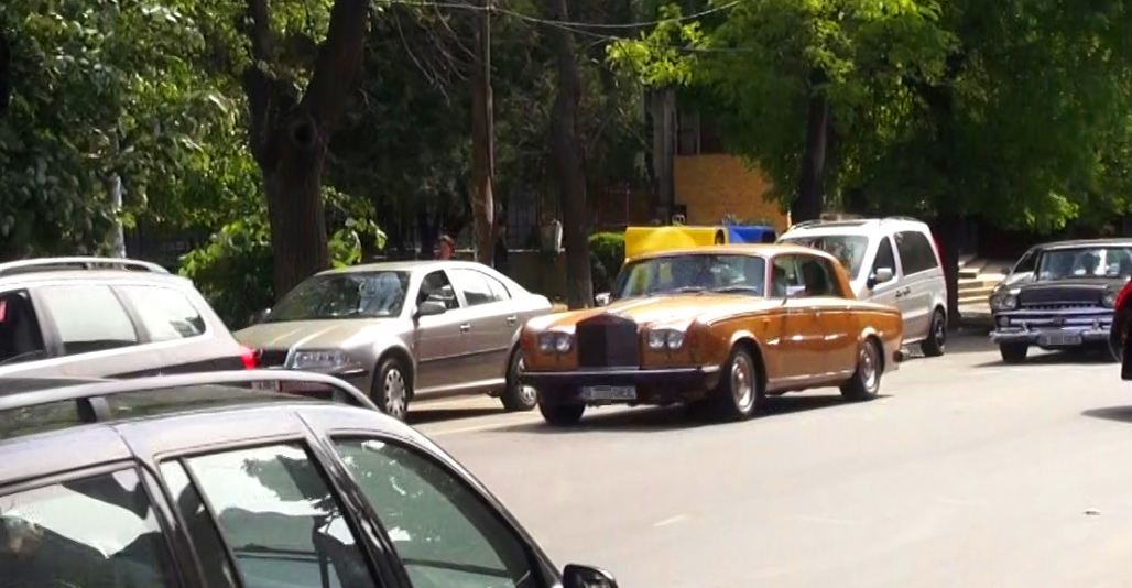 Un Rolls-Royce atrage privirile trecatorilor