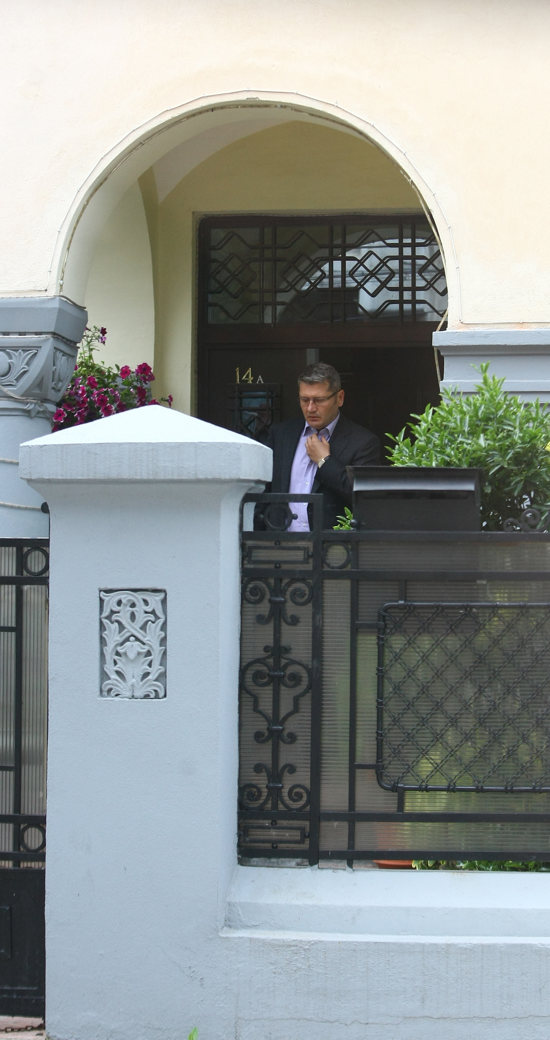 Fostul primar Liviu Negoita a fost pozat in timp ce parasea vila din Capitala unde se intalnise in mai multe zile cu sotia afaceristului Edi Ursescu