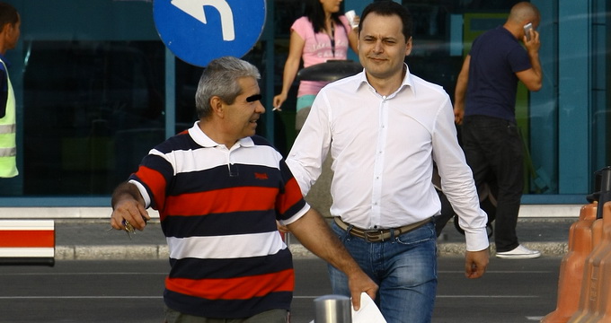 Marius Ghenea a iesit singur din aeroport