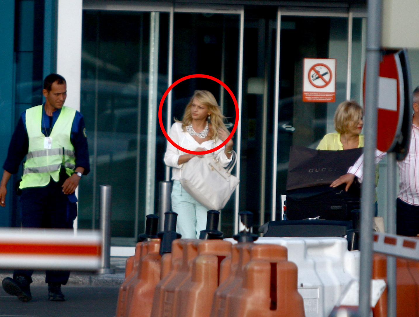 Mirela, amanta omului de afaceri, iese din aeroport